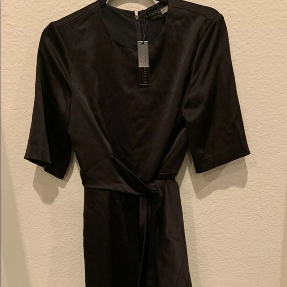 NWT! alice + olivia Virgil Crew Neck Romper (8) - Picture 4 of 6